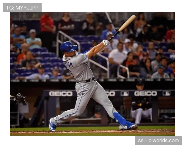 场边花絮：白袜队主场惊现浣熊闯入，比赛因此中断十分钟